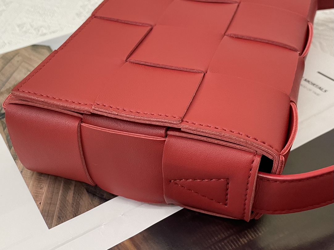 Cassette Intreccio Leather Cross-body Bag Red